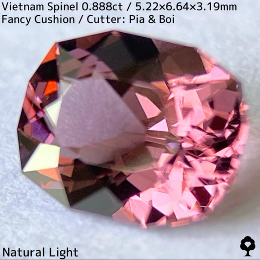 Spinel 0.888ct / Vietnam