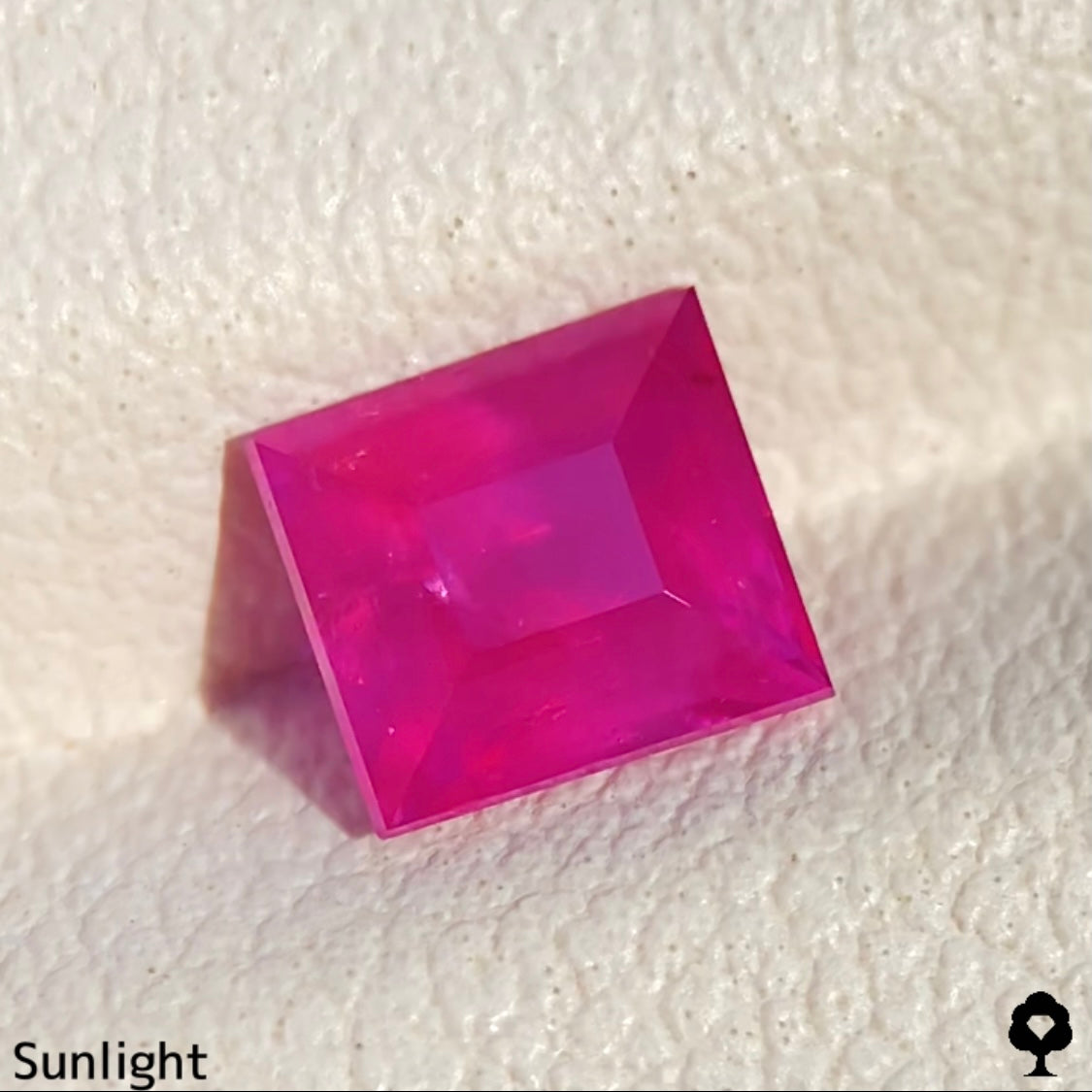 Burmese unheated ruby ​​0.944ct ★ Silky pink, cute, lean and sharp baguette