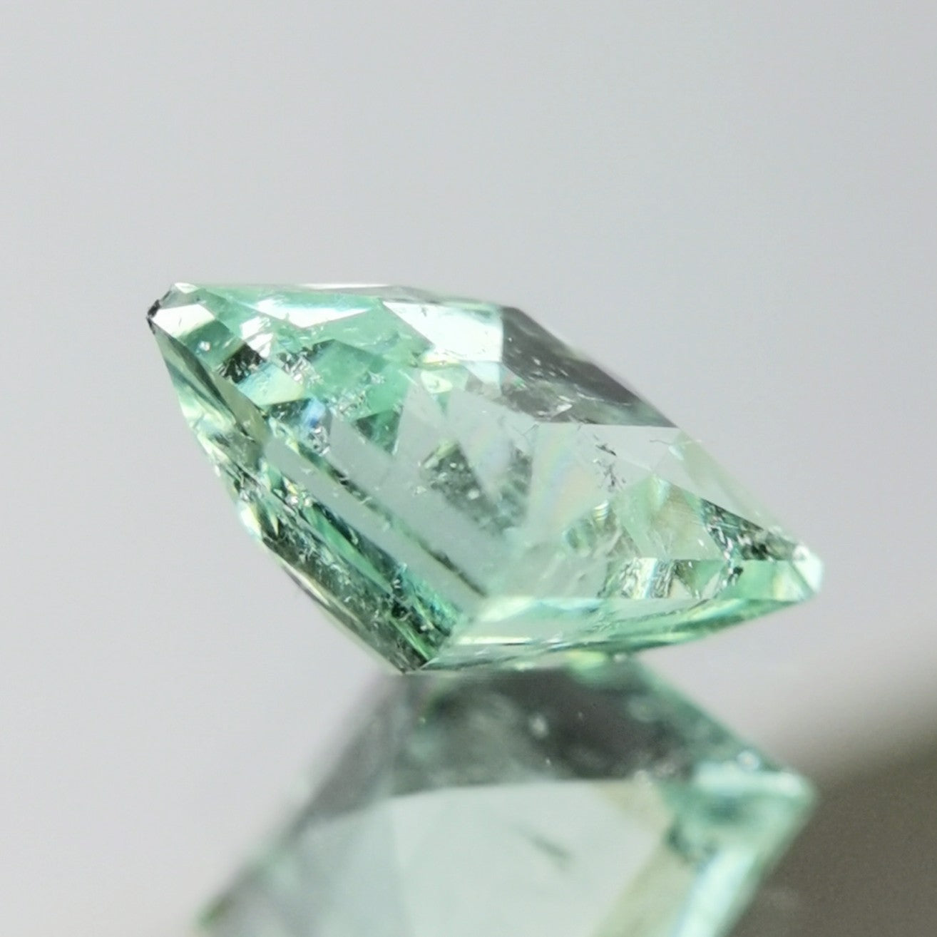 Green Beryl 0.88ct / Nigeria