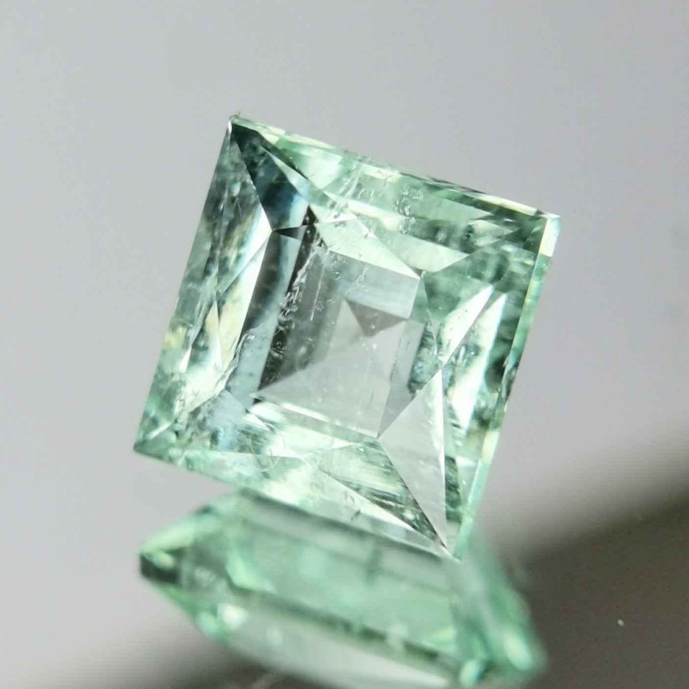 Green Beryl 0.88ct / Nigeria