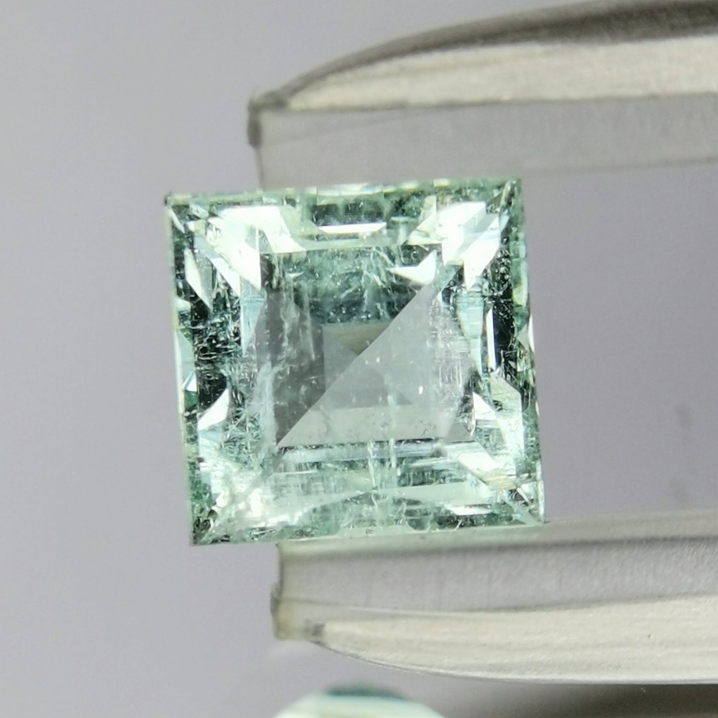 Green Beryl 0.88ct / Nigeria