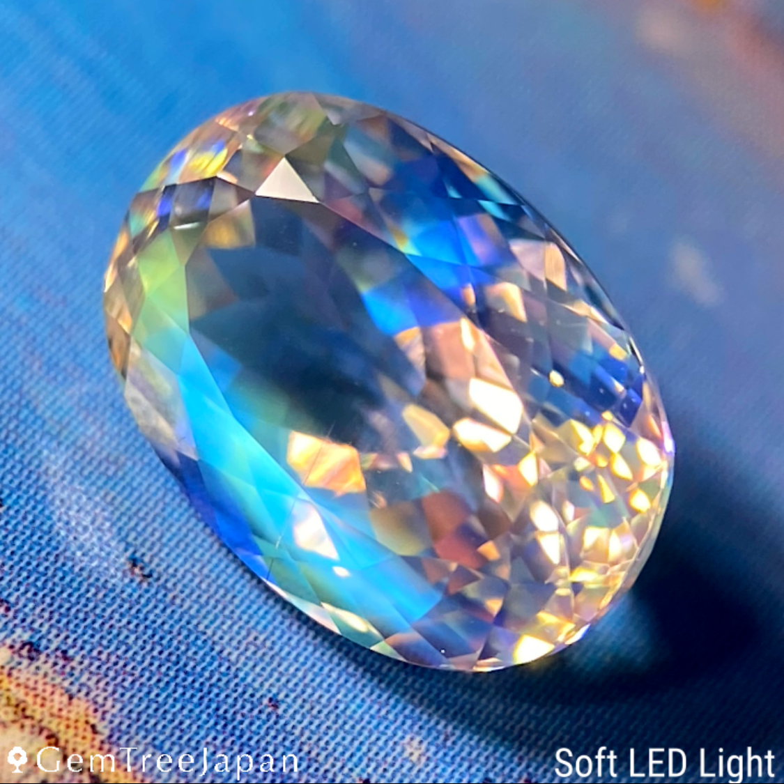 Rainbow Moonstone 3.176ct / Madagascar
