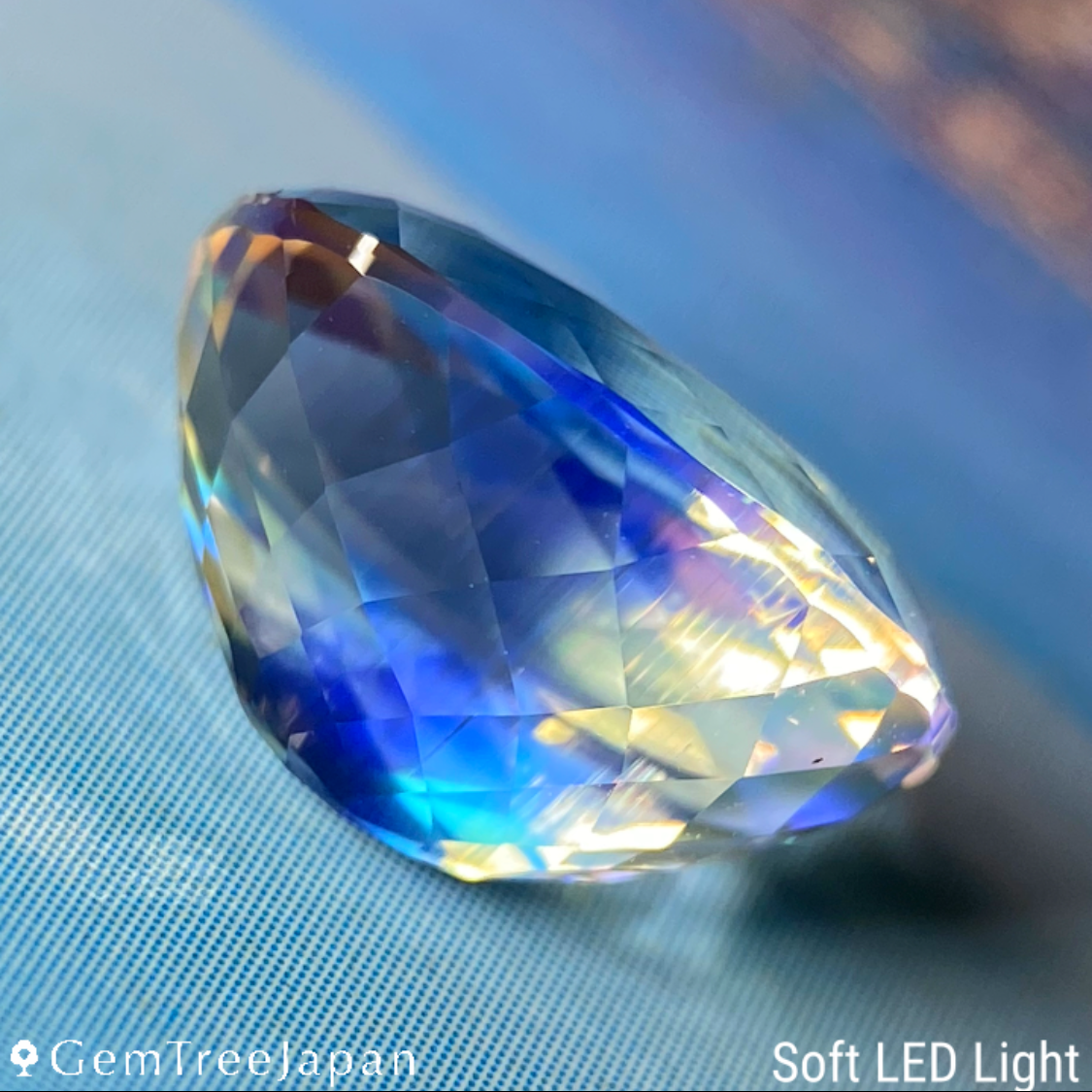 Rainbow Moonstone 3.176ct / Madagascar