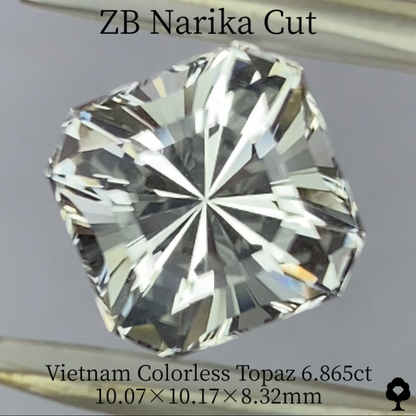 Colorless Topaz 6.865ct / Vietnam / ZB Narika Cut