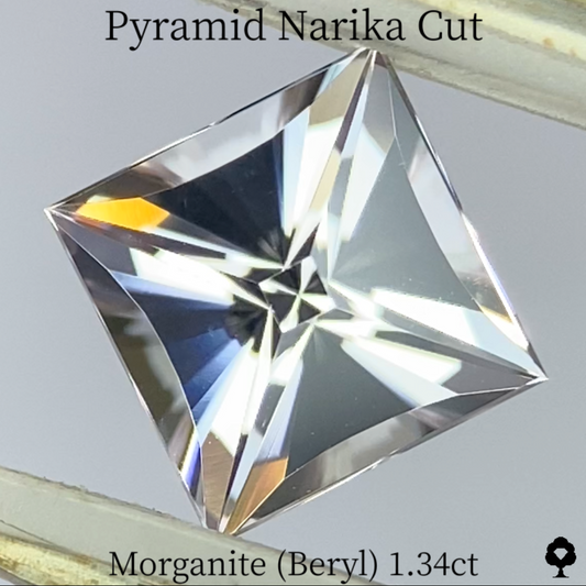 【NEW CUT】モルガナイト1.34ct★ピラミッドのようなシンプルファセットからナリカーカットの強い煌めき放つニアカラーレスピンク