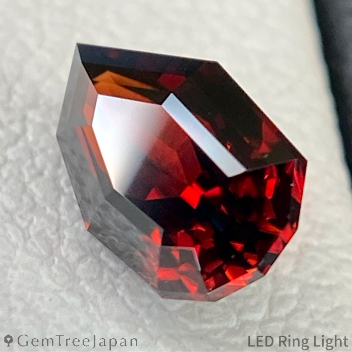 【Flame Frame】Orangy Red Zircon 1.093ct / Tanzania