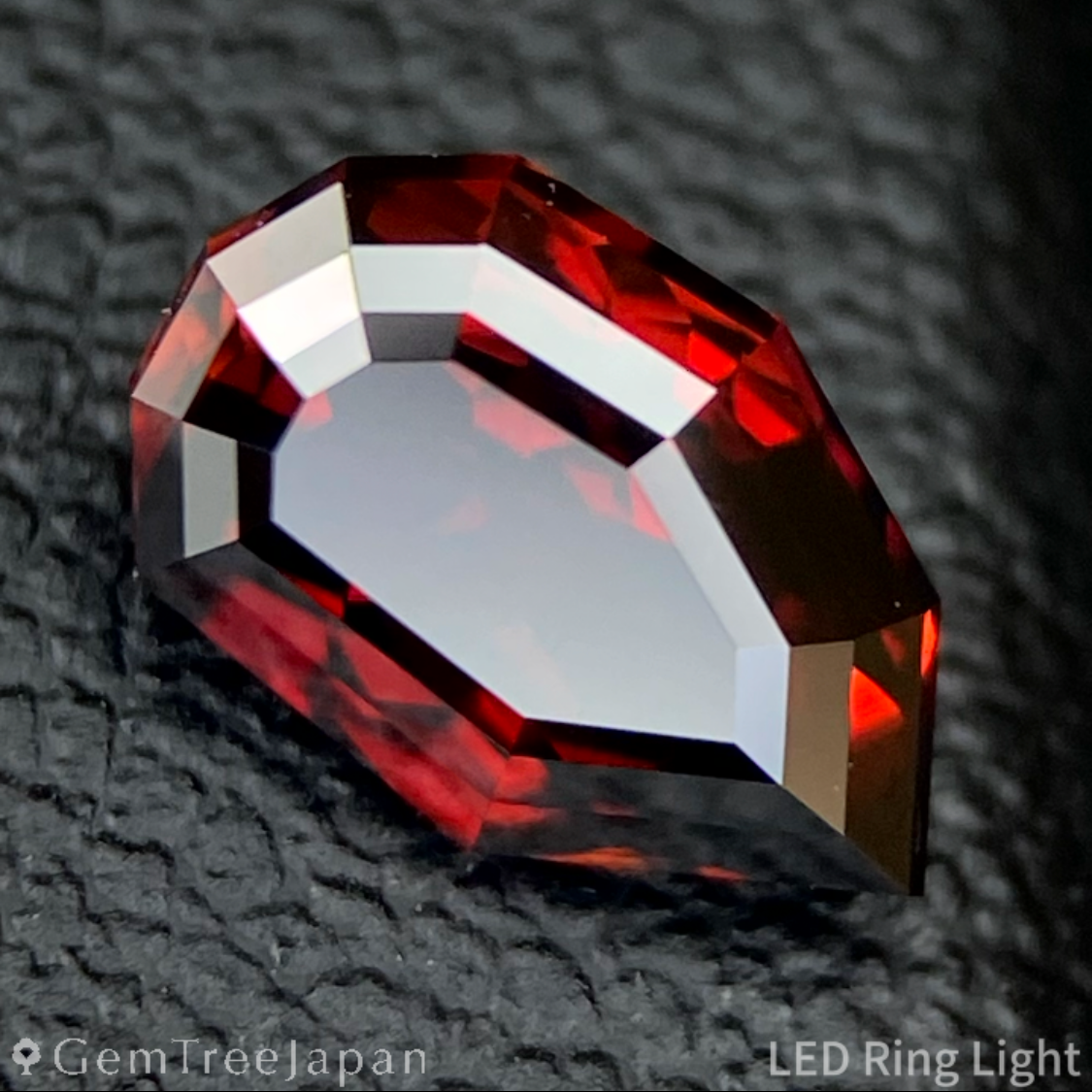 【Flame Frame】Orangy Red Zircon 1.093ct / Tanzania