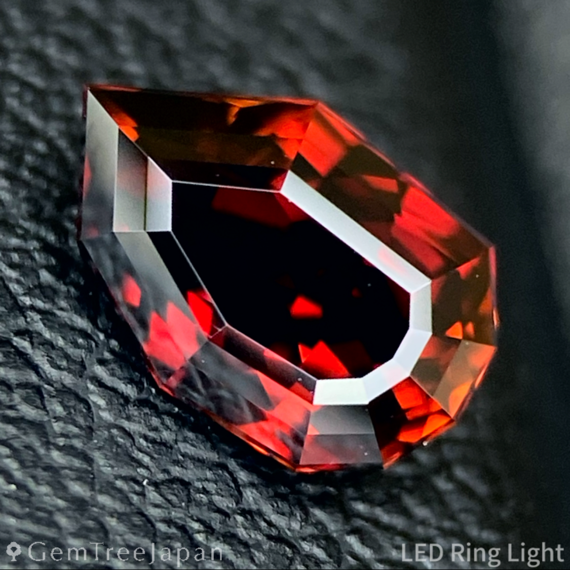 【Flame Frame】Orangy Red Zircon 1.093ct / Tanzania
