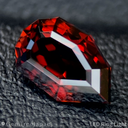 【Flame Frame】Orangy Red Zircon 1.093ct / Tanzania