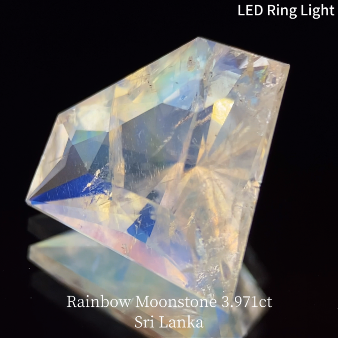 Rainbow MoonStone 3.971ct / Sri Lanka