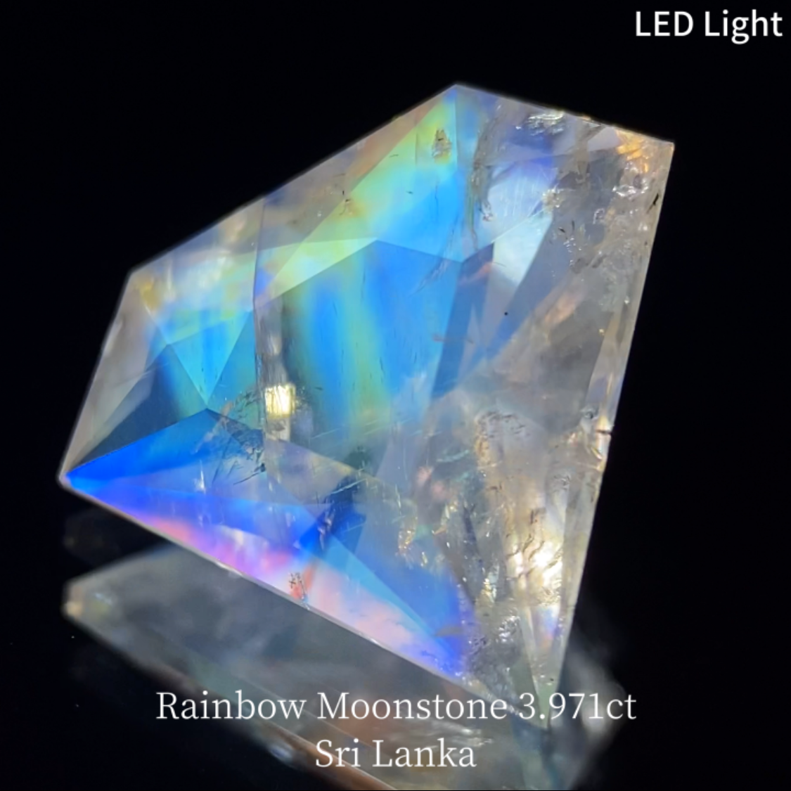 Rainbow MoonStone 3.971ct / Sri Lanka