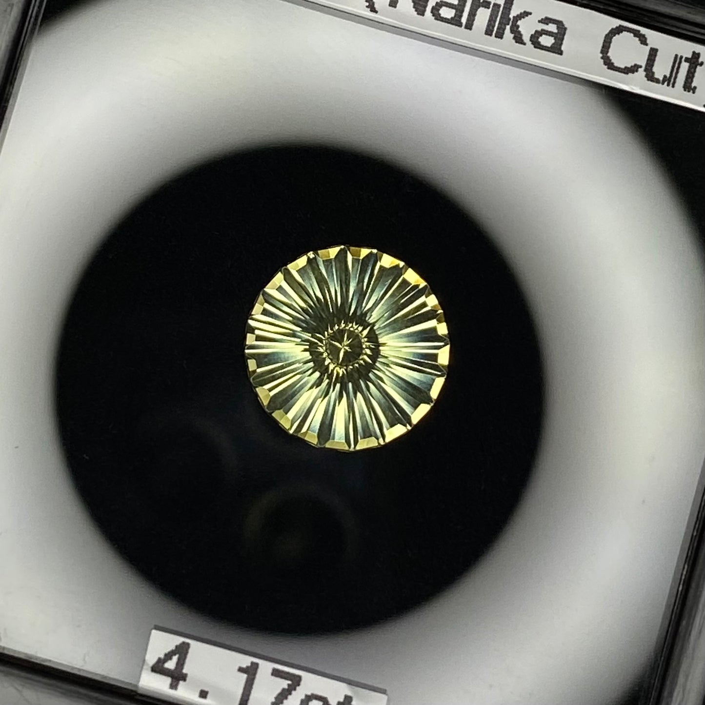 【Present campaign】Quartz 4.17ct / Umbrella Narika Cut