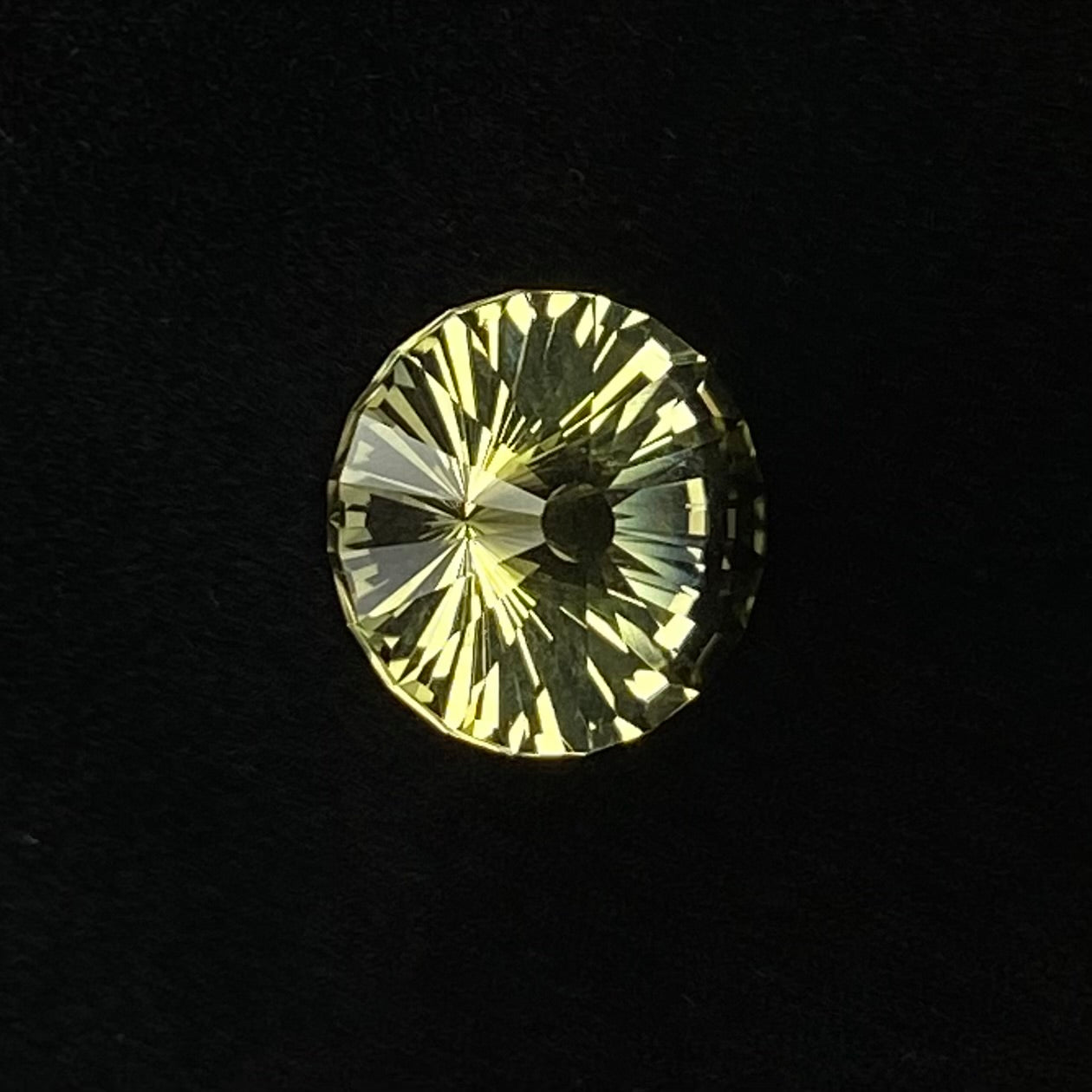 【Present campaign】Quartz 4.17ct / Umbrella Narika Cut