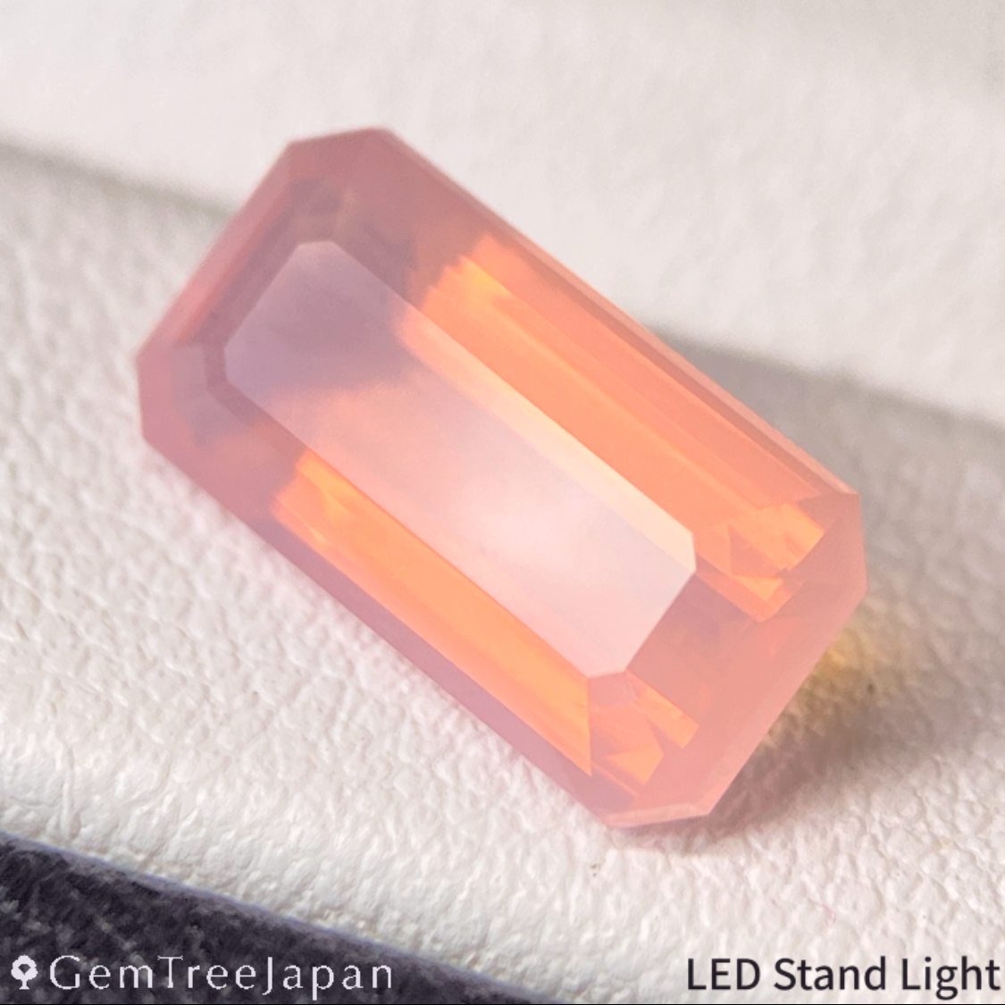Misty Orangy Pink Opal 2.24ct / Peru