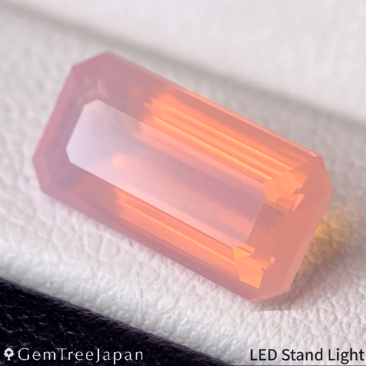 Misty Orangy Pink Opal 2.24ct / Peru
