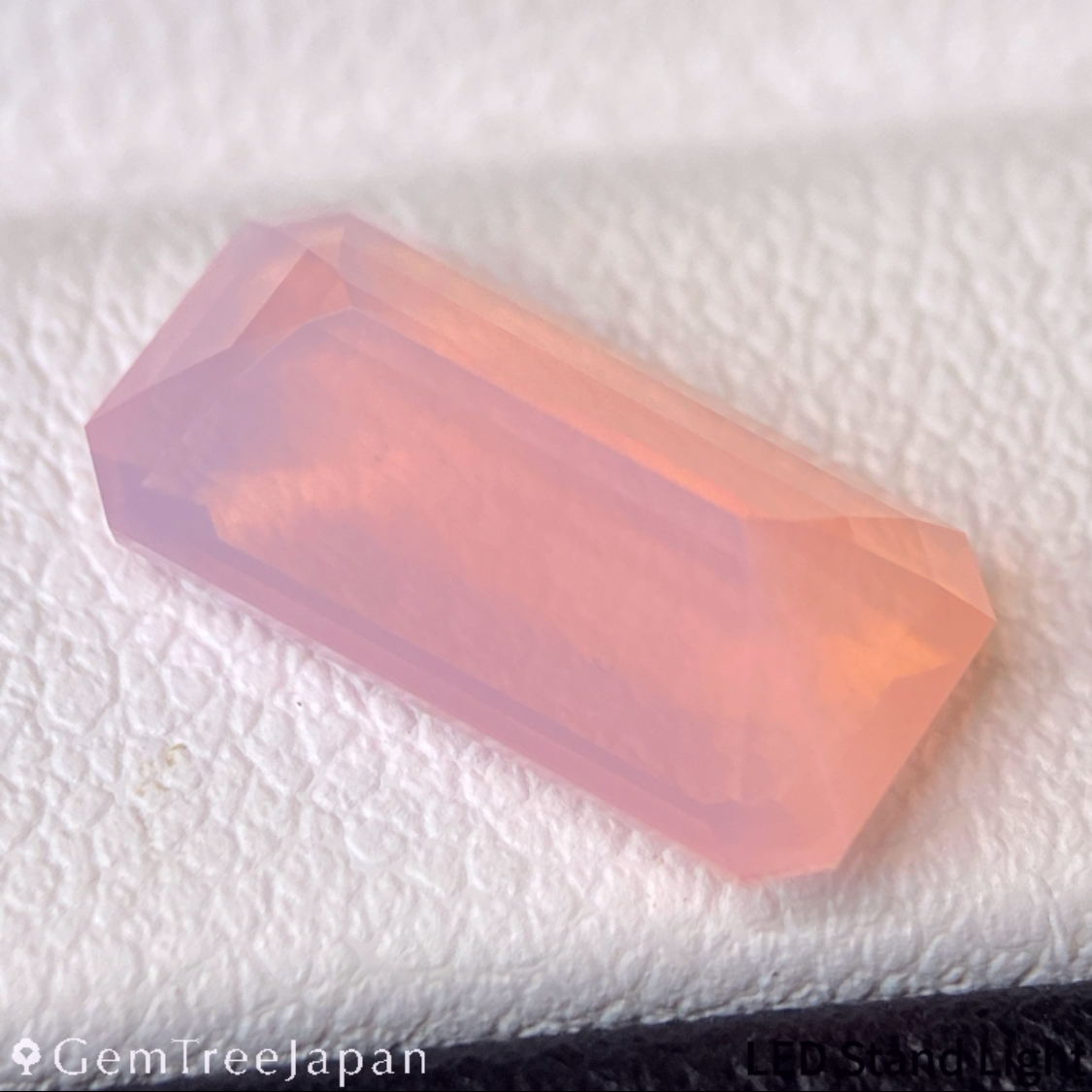 Misty Orangy Pink Opal 2.24ct / Peru