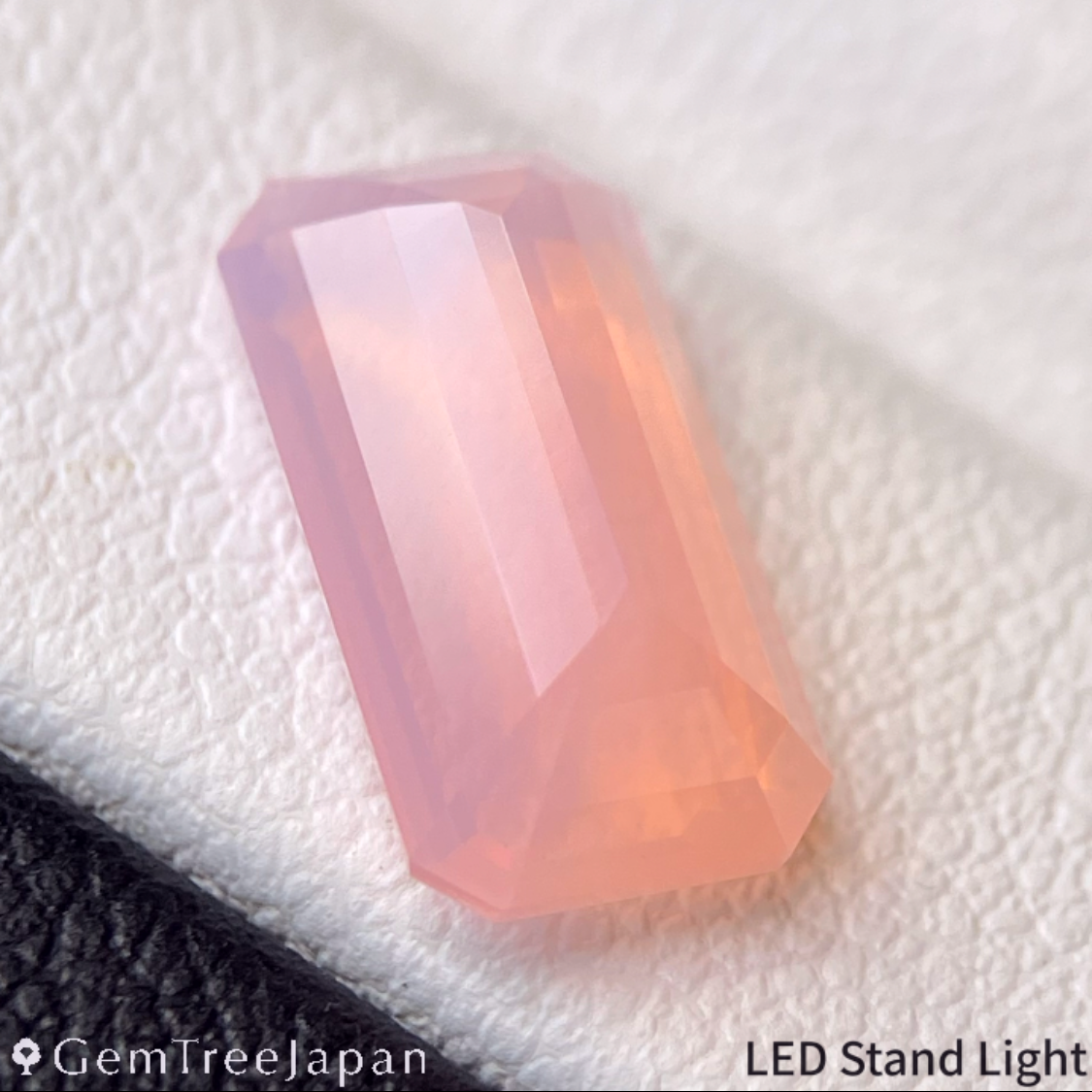 Misty Orangy Pink Opal 2.24ct / Peru