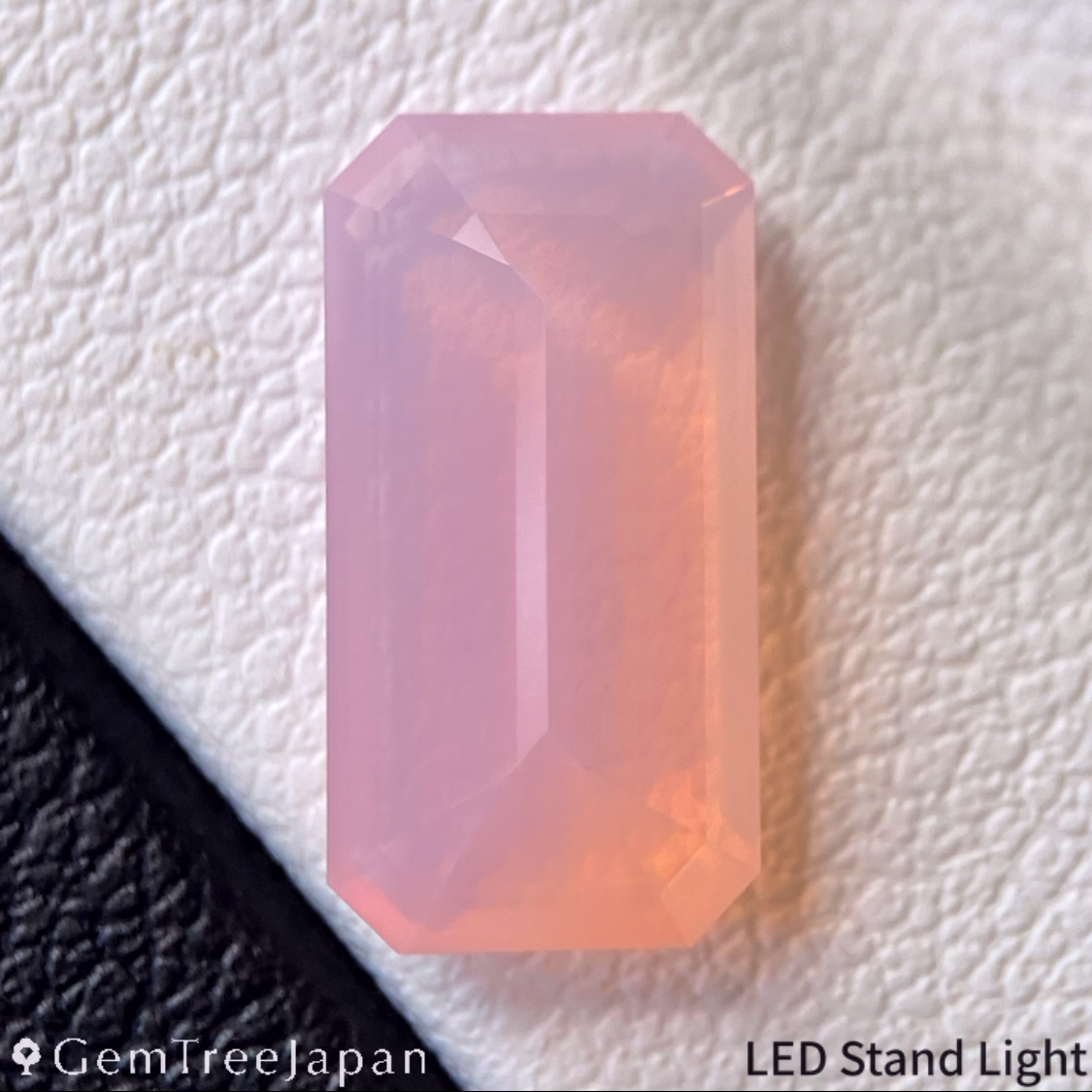 Misty Orangy Pink Opal 2.24ct / Peru