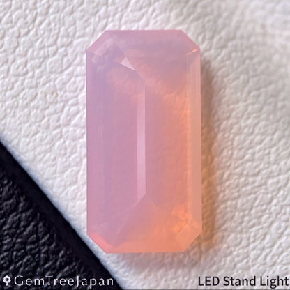 Misty Orangy Pink Opal 2.24ct / Peru