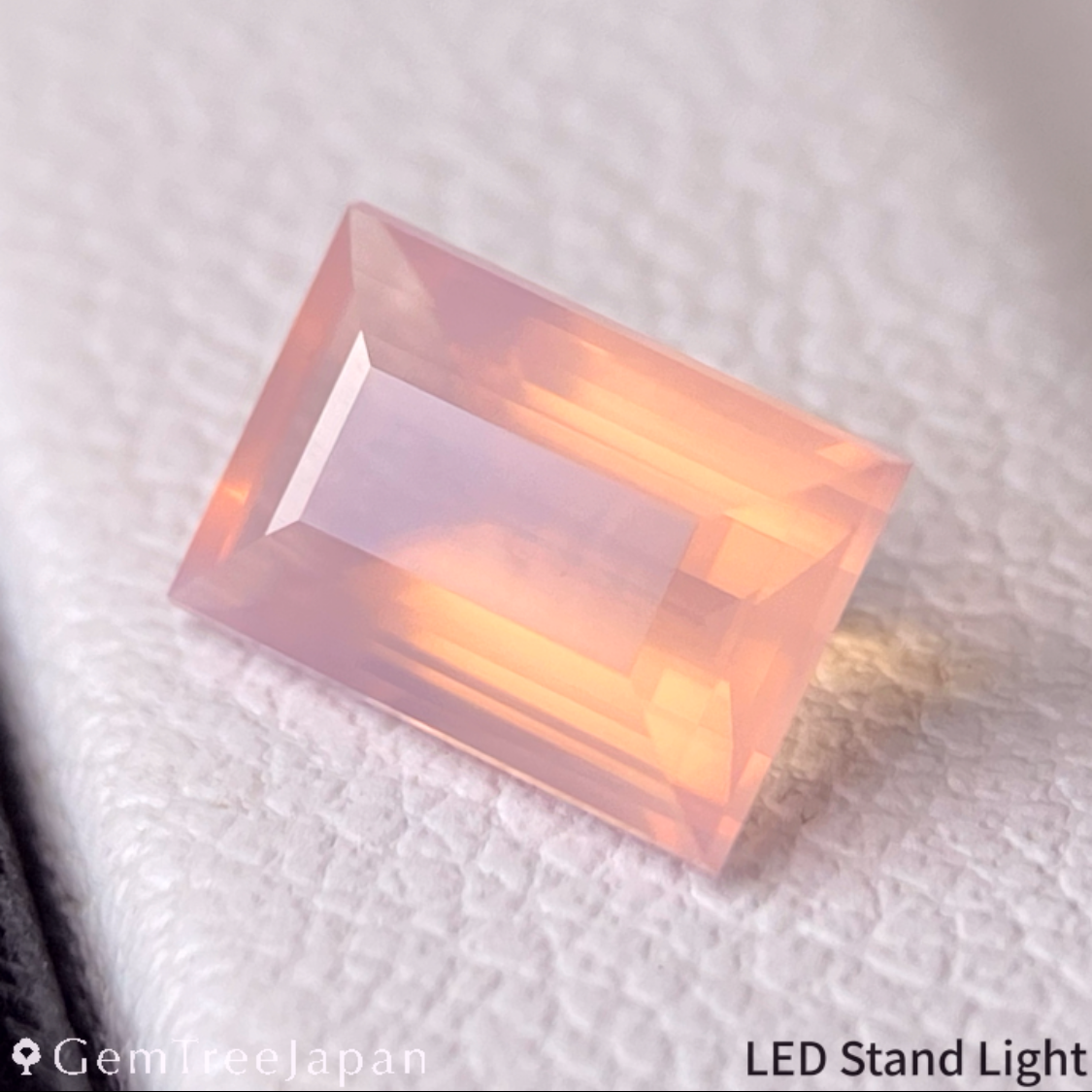 Misty Orangy Pink Opal 0.69ct / Peru