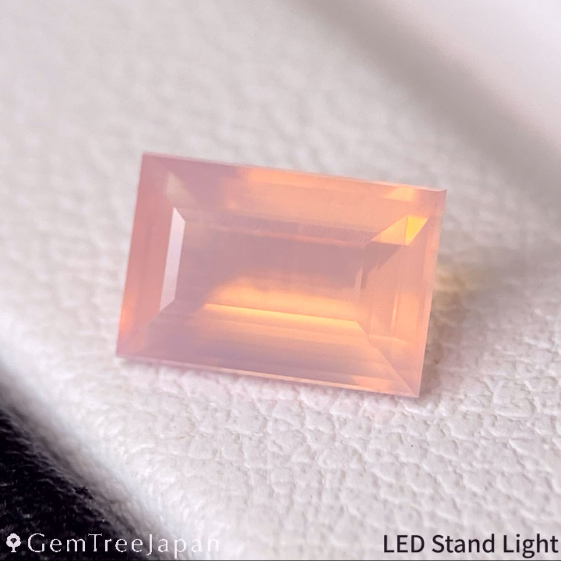 Misty Orangy Pink Opal 0.69ct / Peru