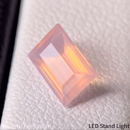 Misty Orangy Pink Opal 0.69ct / Peru