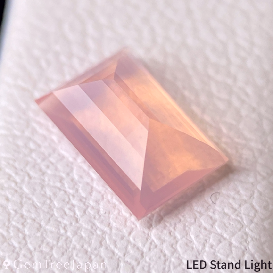 Misty Orangy Pink Opal 0.69ct / Peru