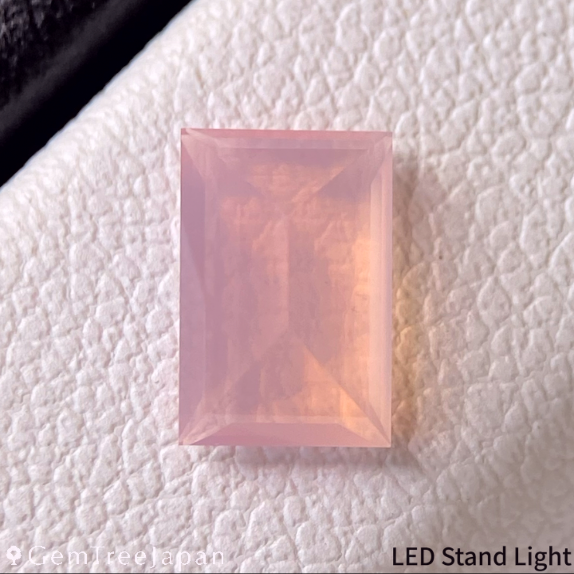 Misty Orangy Pink Opal 0.69ct / Peru