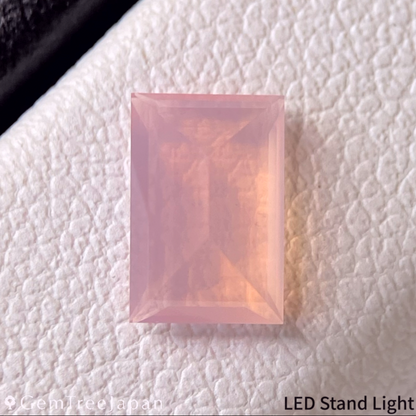 Misty Orangy Pink Opal 0.69ct / Peru