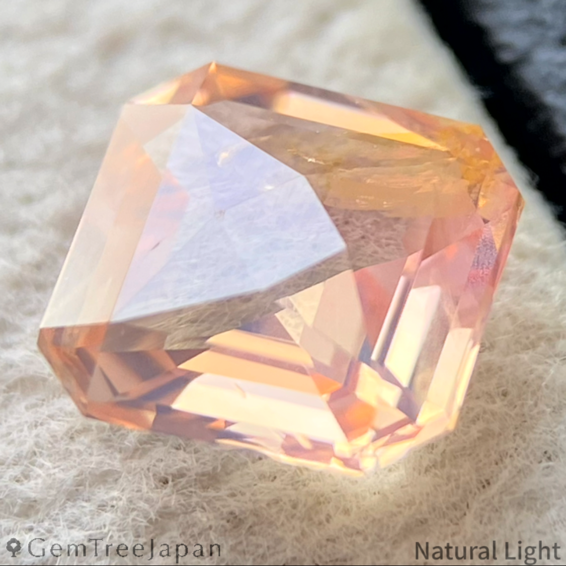 Padparadscha Sapphire 1.238ct / Sri Lanka