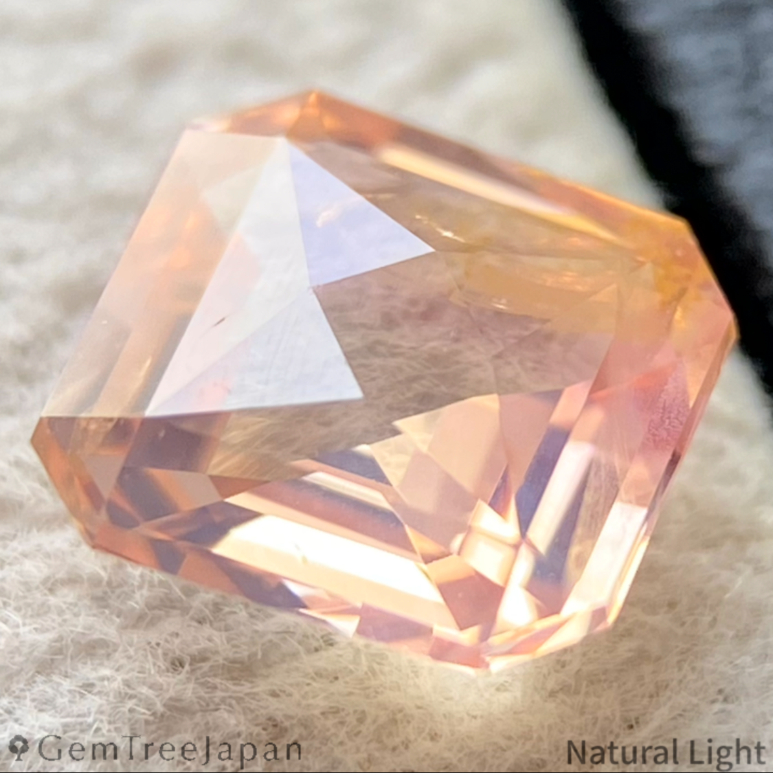Padparadscha Sapphire 1.238ct / Sri Lanka