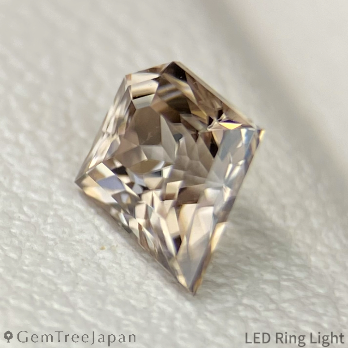 Brownish White Zircon 0.68ct / Tanzania