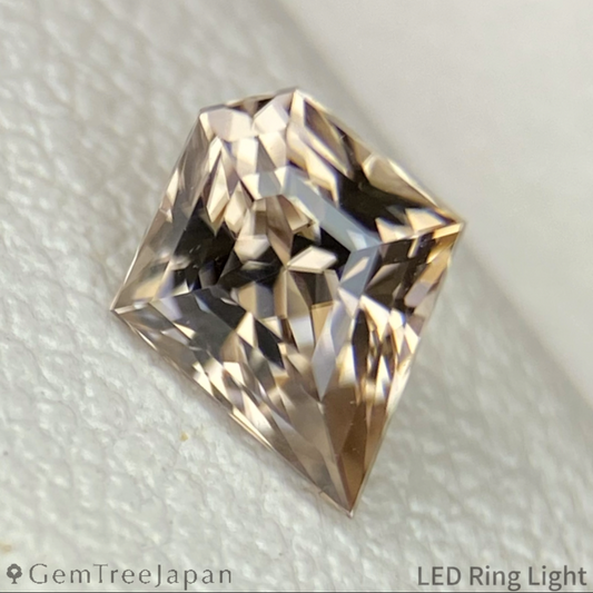 Brownish White Zircon 0.68ct / Tanzania