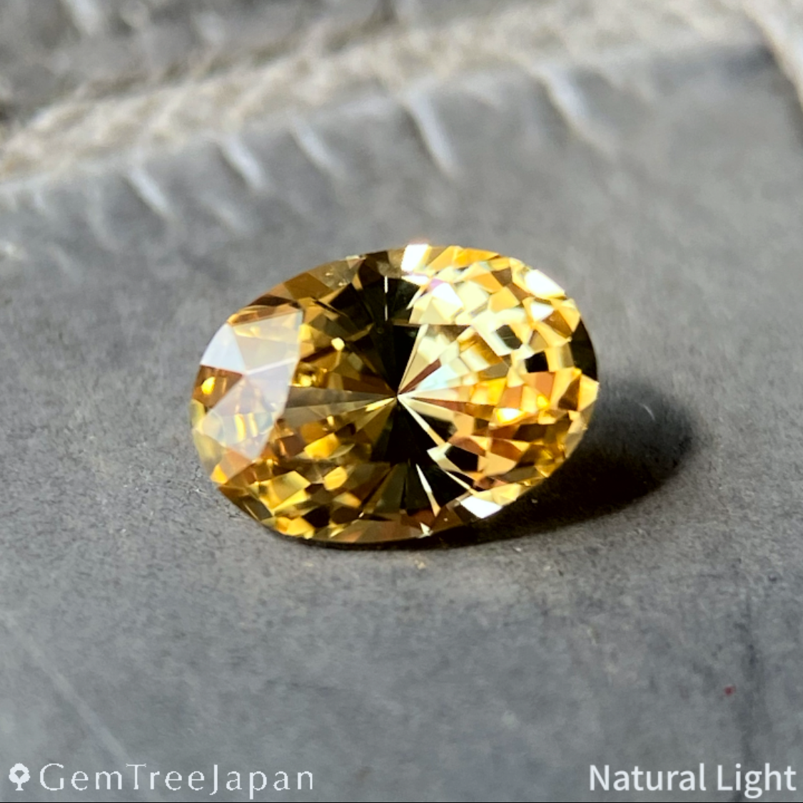 "Narika Cut" Yellow Sapphire 0.461ct / Kanchanaburi (Thailand)