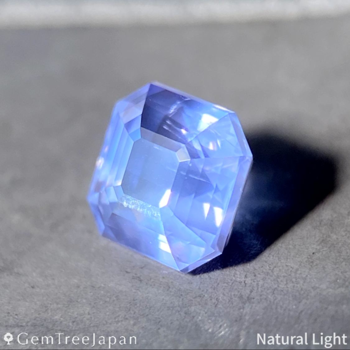 "4-4 Steps" Bulish Light Violet Sapphire 0.621ct / Sri Lanka