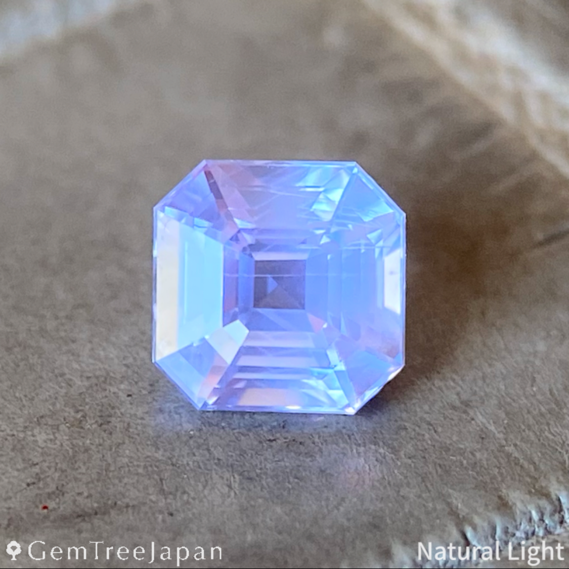"4-4 Steps" Bulish Light Violet Sapphire 0.621ct / Sri Lanka
