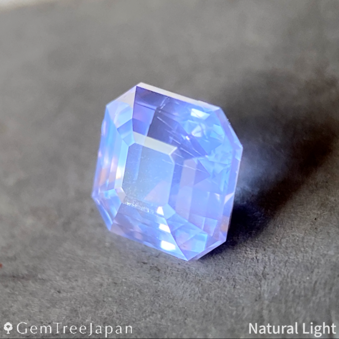 "4-4 Steps" Bulish Light Violet Sapphire 0.621ct / Sri Lanka