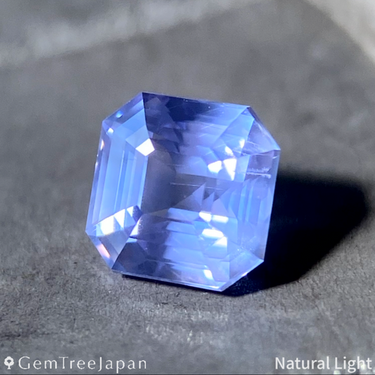 "4-4 Steps" Bulish Light Violet Sapphire 0.621ct / Sri Lanka