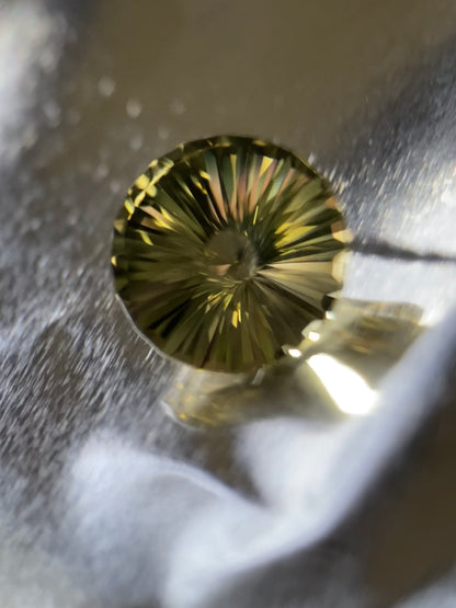 【Present campaign】Quartz 4.17ct / Umbrella Narika Cut