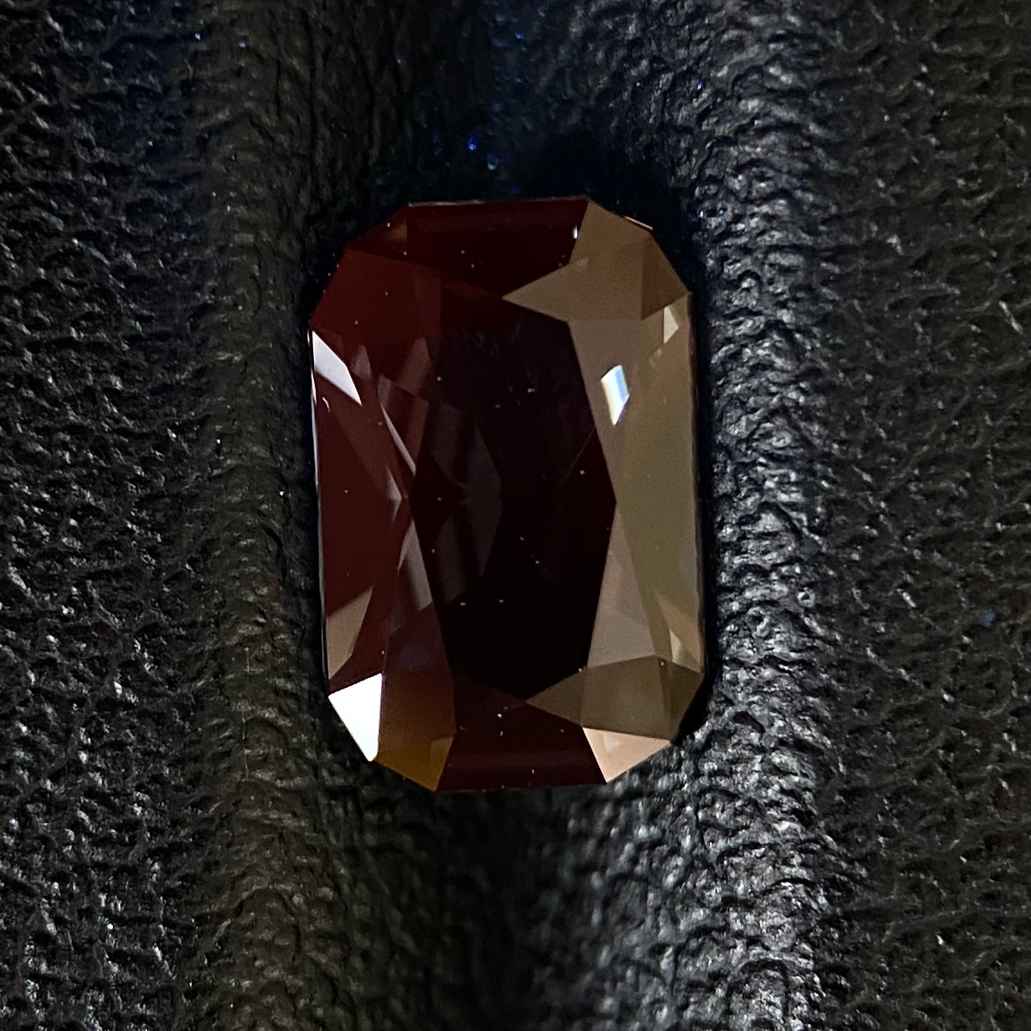 Violetish Gray Spinel 1.00ct / Elegant Cut