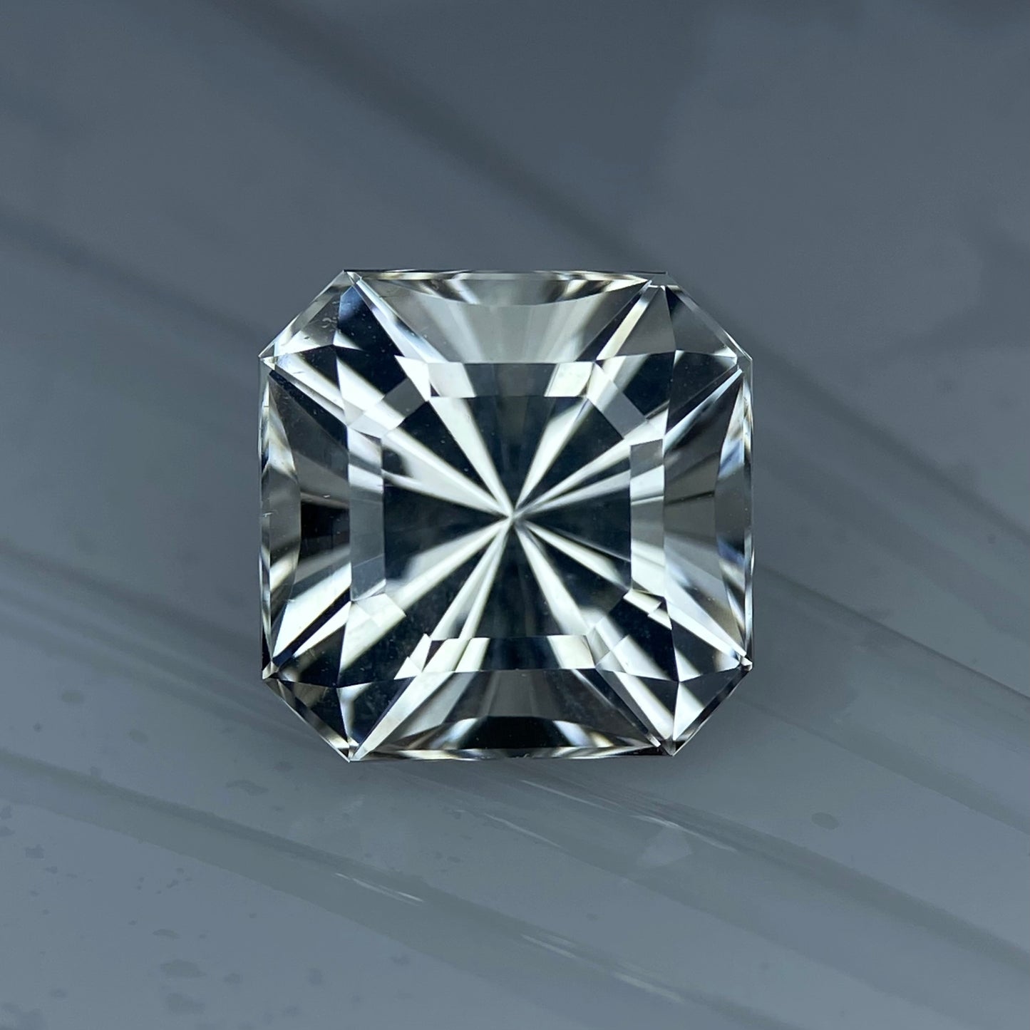 Colorless Topaz 6.865ct / Vietnam / ZB Narika Cut