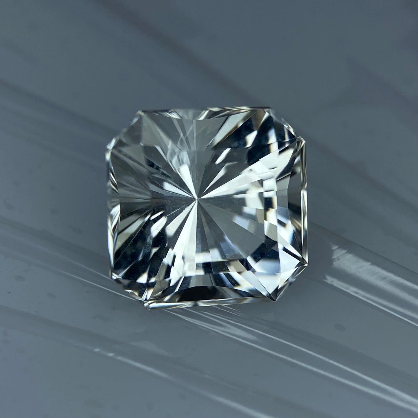 Colorless Topaz 6.865ct / Vietnam / ZB Narika Cut