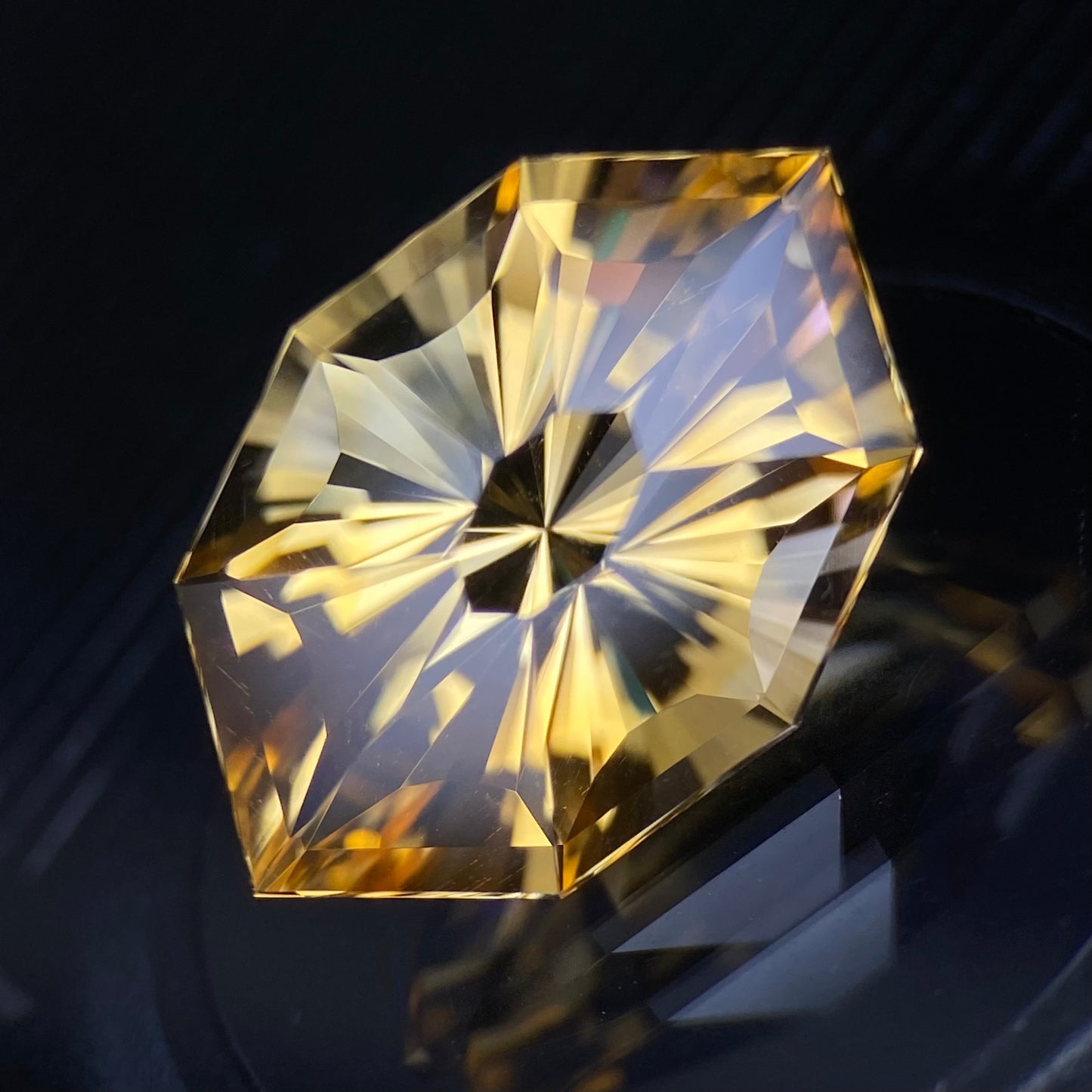 Citrine 4.21ct / Umbrella Narika Cut