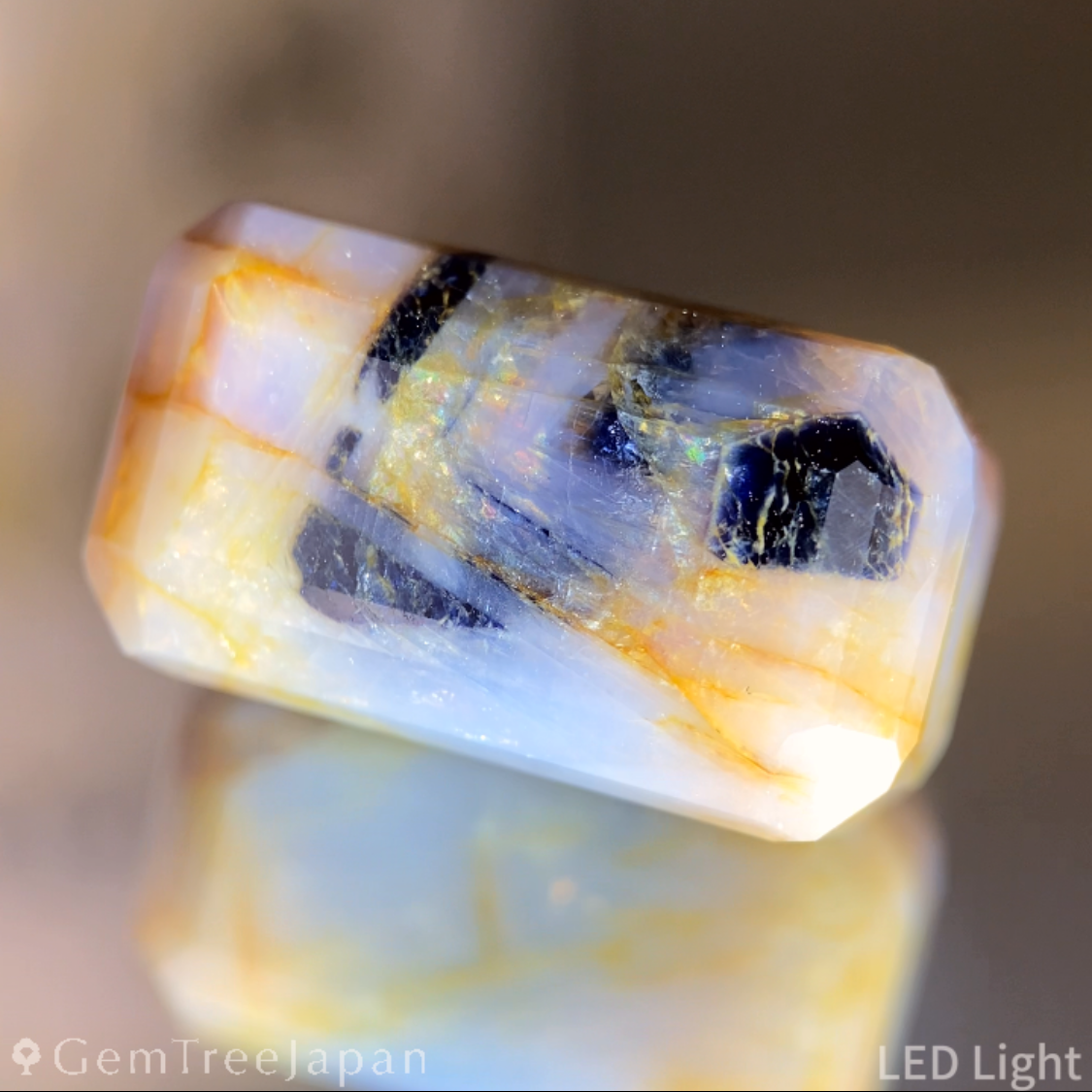 Un-Heat Parti-Color Sapphire 47.00ct / Vietnam