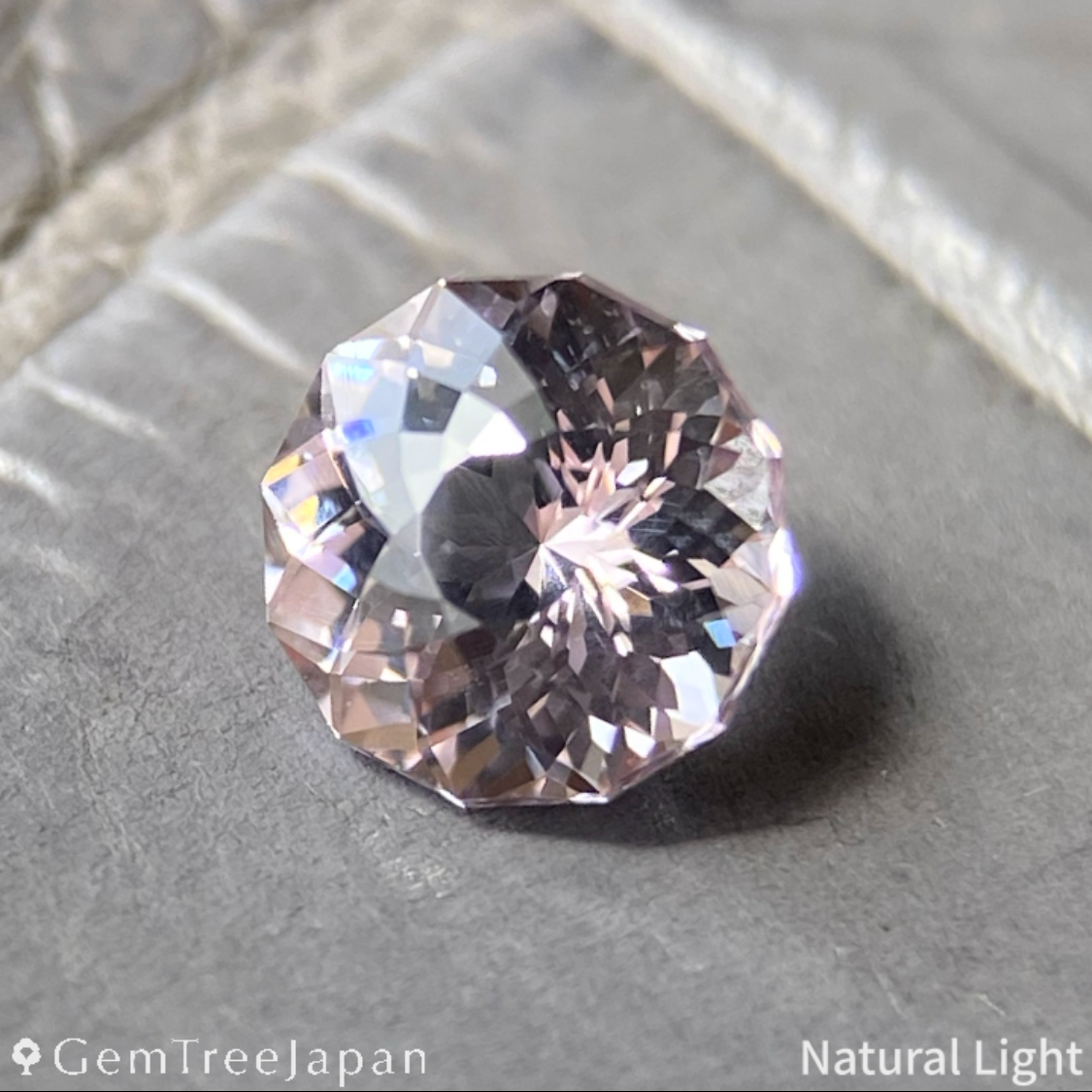 【Trial Price】"Super Gira Cut 121" Pale Pink Spinel 0.518ct / Myanmar (Burma)