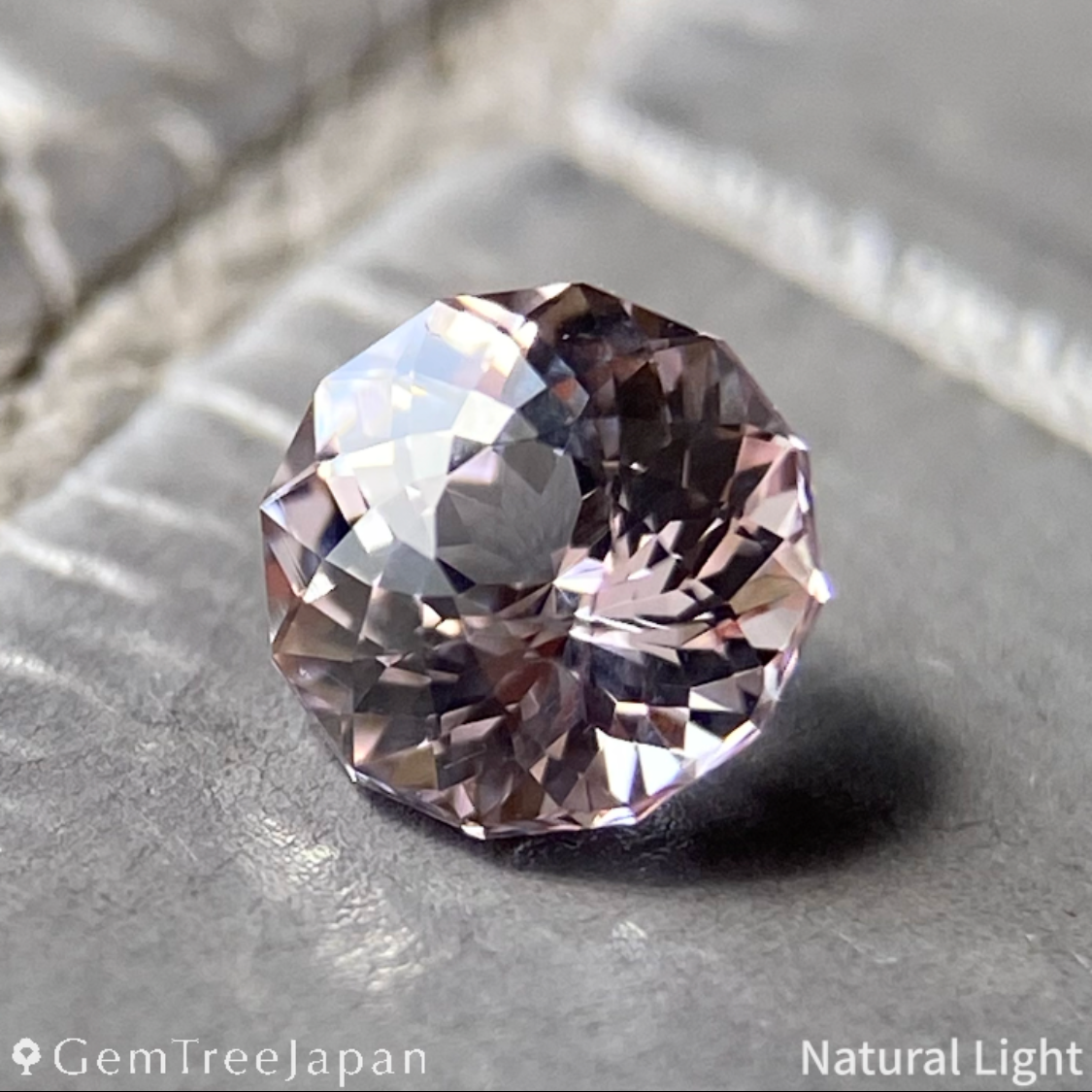 【Trial Price】"Super Gira Cut 121" Pale Pink Spinel 0.518ct / Myanmar (Burma)