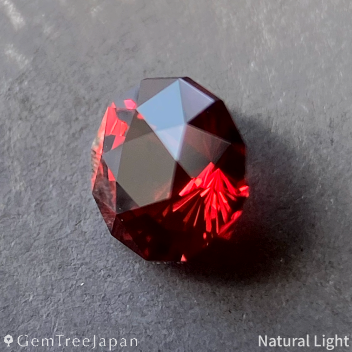 【Trial Price】"Narika Cut" Orangy Red Spinel 0.356ct / Burma