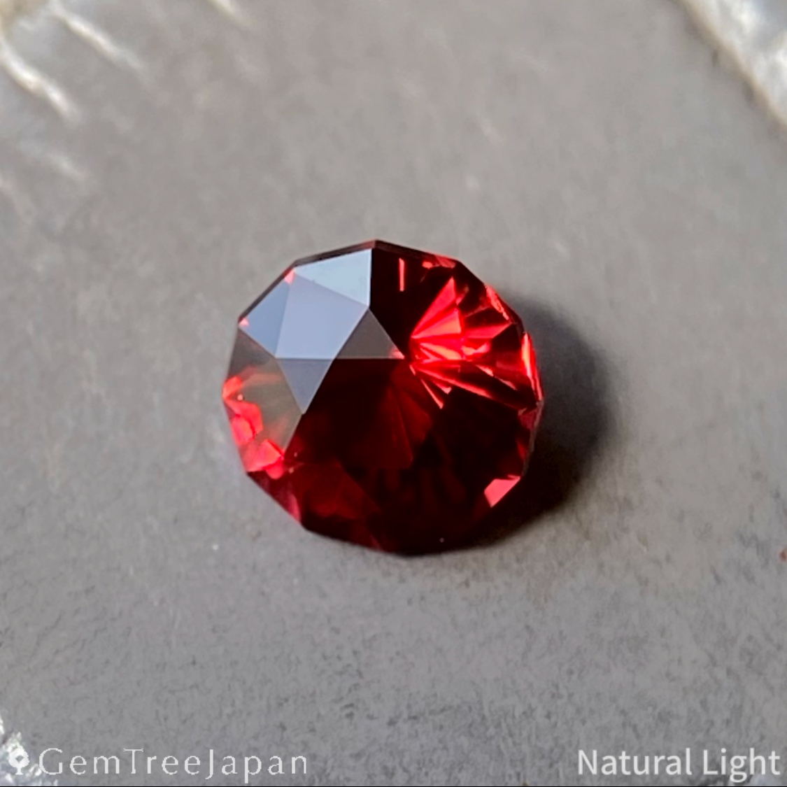 【Trial Price】"Narika Cut" Orangy Red Spinel 0.356ct / Burma