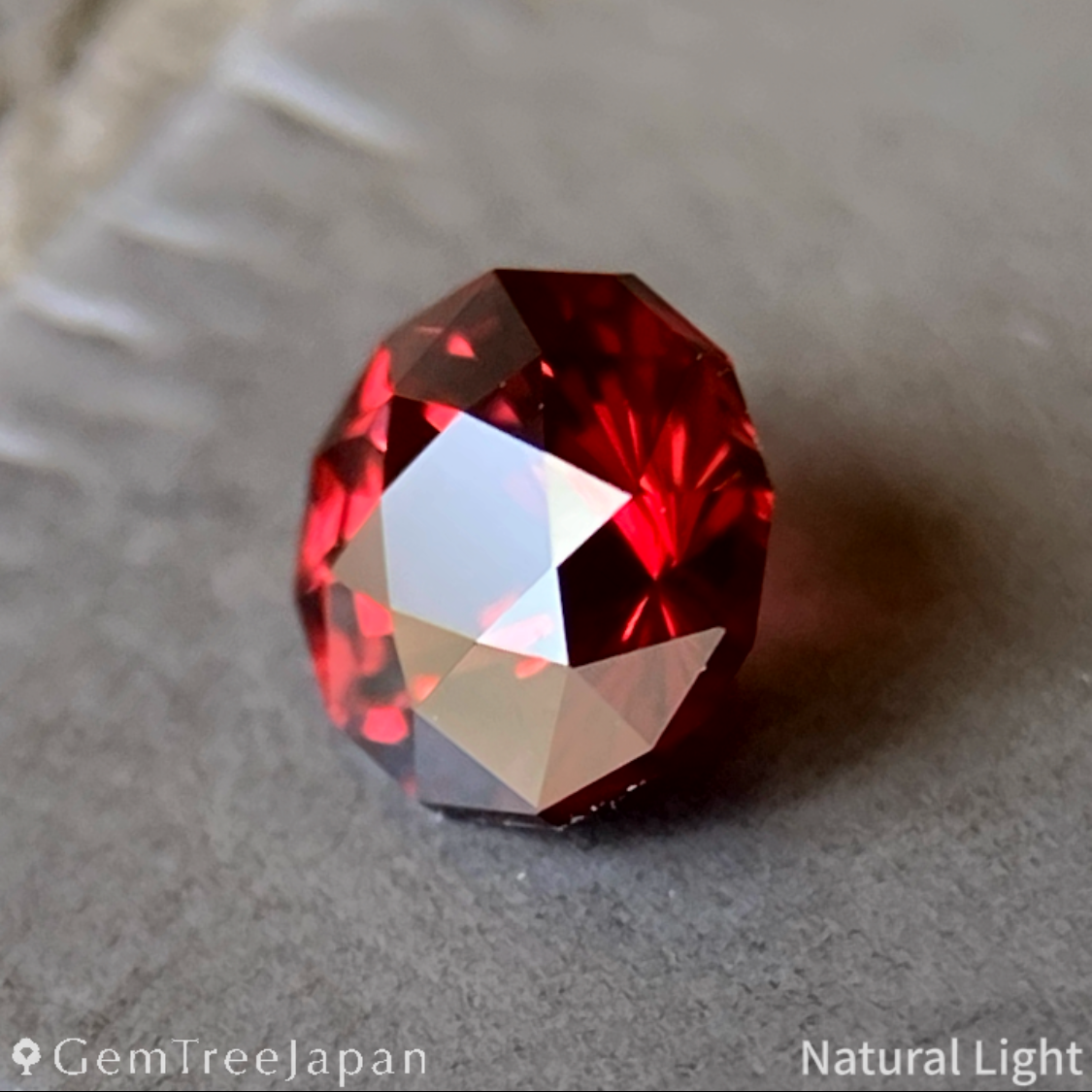 【Trial Price】"Narika Cut" Orangy Red Spinel 0.356ct / Burma
