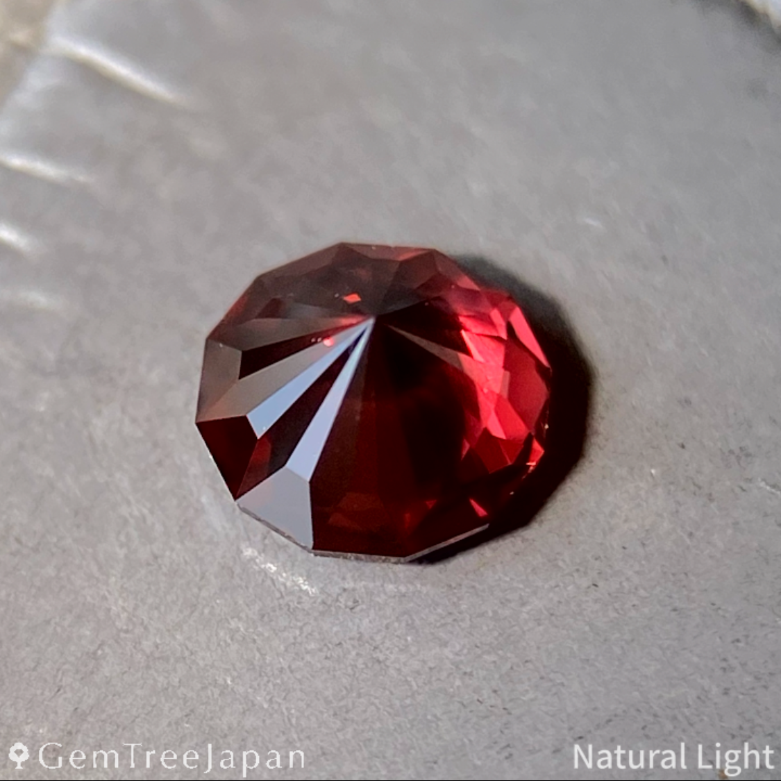 【Trial Price】"Narika Cut" Orangy Red Spinel 0.356ct / Burma